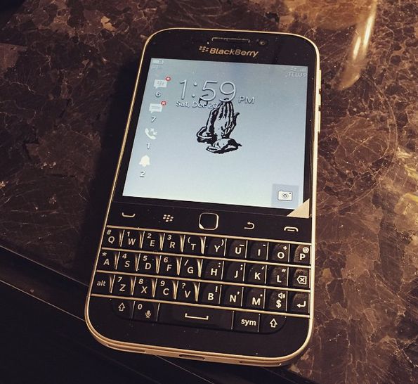 image-Drake-‘Flaunts’-his-BlackBerry-Classic